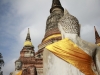 Estátua de Buda com faixa dourada em Ayutthaya