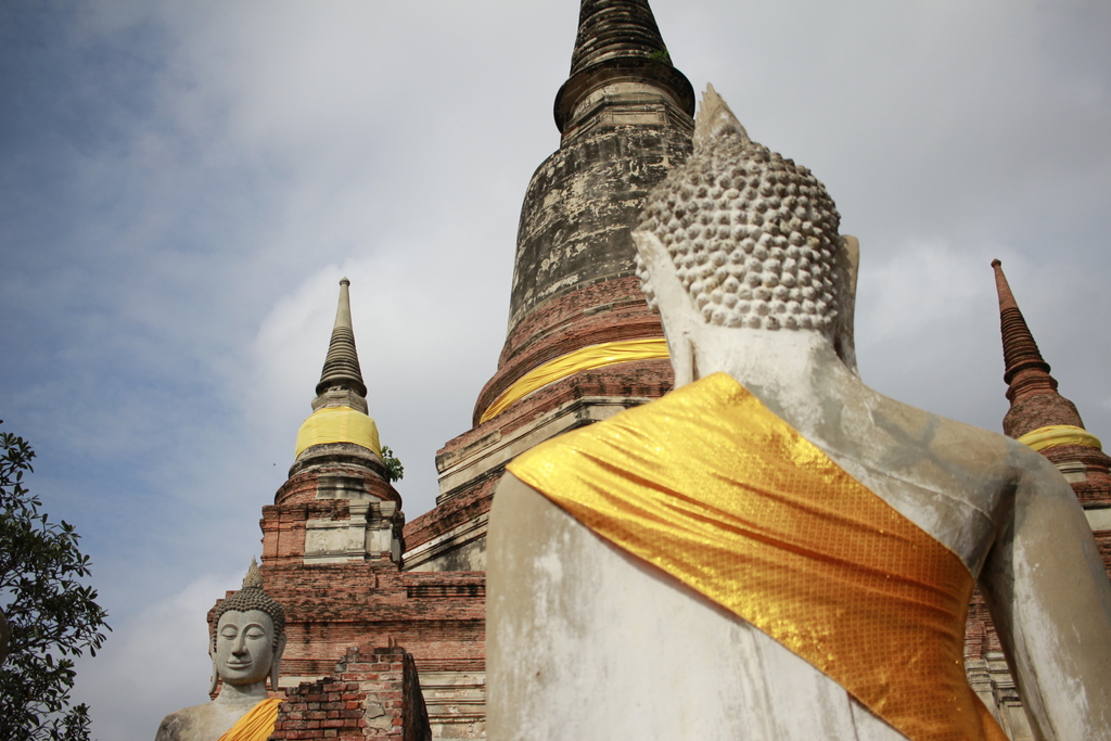 Estátua de Buda com faixa dourada em Ayutthaya
