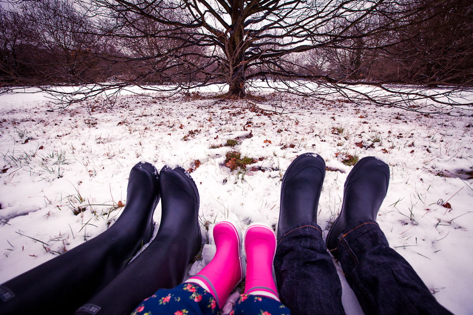 Три пары ног у. Ноги в снегу. Ножки зимой. Зимой в туфлях. Ноги в обуви на снегу.
