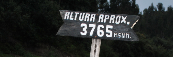 Placa com informação da altitude em Cuzco