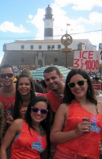 O Farol da Barra e a plaquinha de promoção de Ice três por R$ 10.