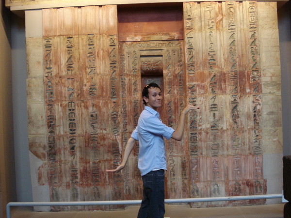 Renan Rigo fazendo a egípcia no British Museum
