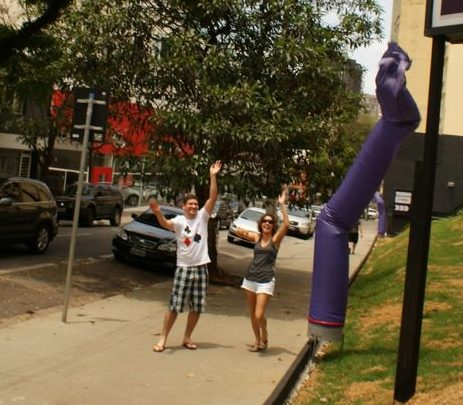 Yuri Lopes e Taynara jacuzando em São Paulo com o bonecao do posto
