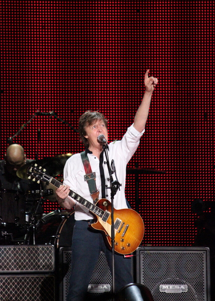 Paul McCartney em Goiânia | Com gafanhoto no ombro