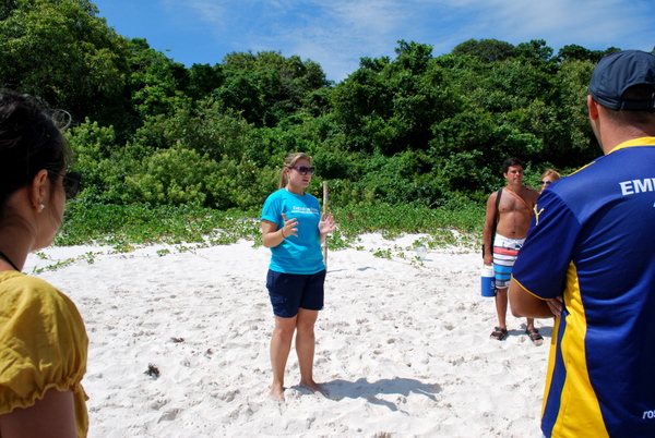 Uma das responsáveis pelo trabalho de conservação da Ilha do Campeche
