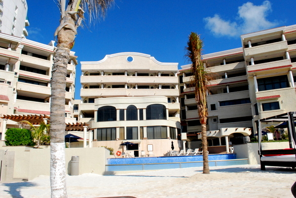 Hotel NYX | Cancun | Piscina área interna