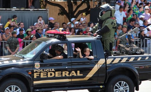 Desfile 7 de Setembro | Brasília | Criança no carro da Polícia Federal