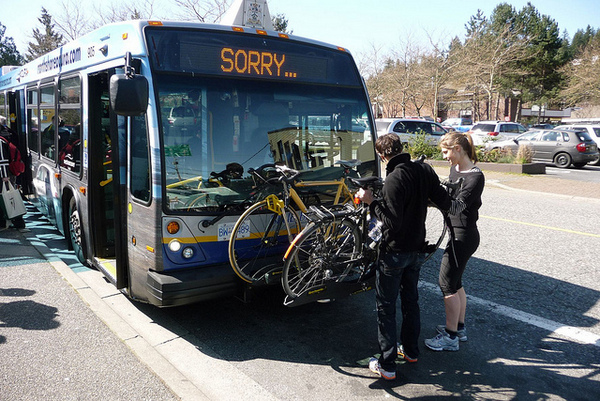 Suporte a bicicletas em ônibus de Vancouver por Igor Bertyaev