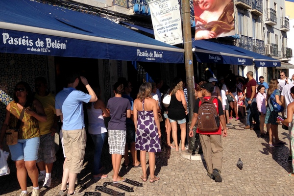 Lisboa | Fila para os Pastéis de Belém