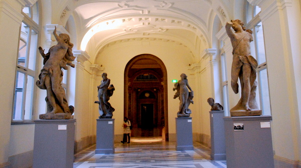 Coleção de esculturas no hall de entrada do Bode Museum em Berlim