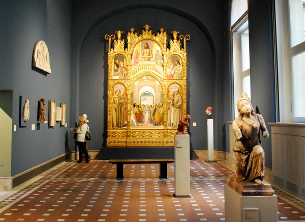Esculturas de oridem gótica italiana e arte bizantino no Bode Museum em Berlim