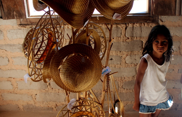 Criança quilombola em loja de artesanatos em Capim Dourado em Mumbuca no Jalapão
