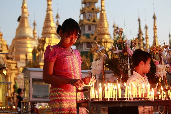 Criança manifestando sua fé na Shwedagon Pagoda em Yangon - Myanmar