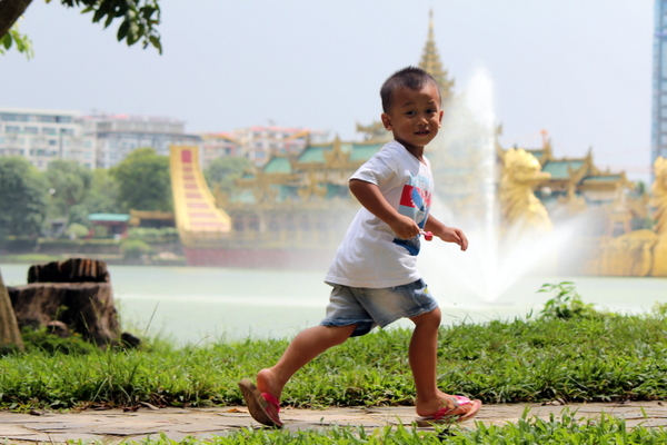 Criança correndo no Kandawgyi Nature Park em Yangon, Myanmar
