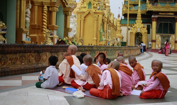 Crianças budistas na Shwedagon Pagoda em Yangon - Myanmar