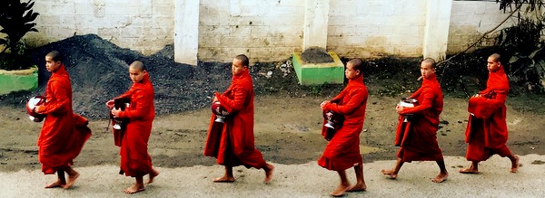 Monges fazendo a ronda das almas nas ruas de Nyaungshwe na região do Inle Lake em Myanmar