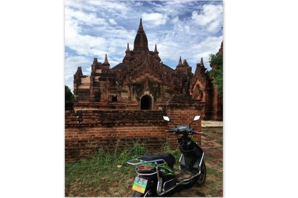 Moto elétrica nos templos de Bagan em Myanmar