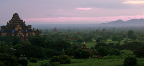 O amanhecer do alto da Shwesandaw Pagoda em Bagan, sem os balões
