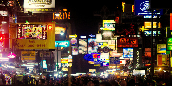 A noite na Khao San Road em Bangkok