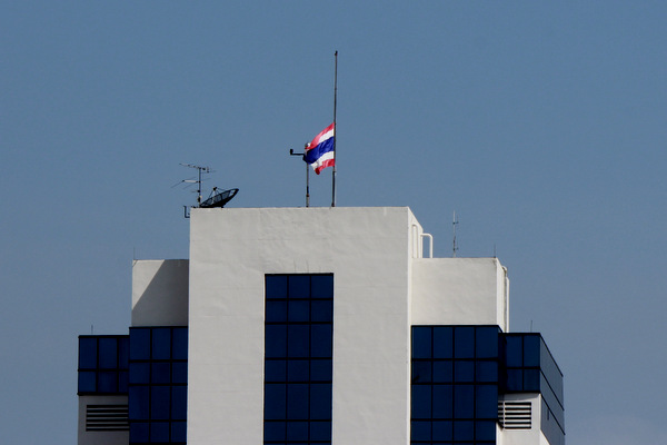 Bandeira da Tailândia a meio-mastro no alto em luto pela morte do rei, do alto de um prédio em Bangkok