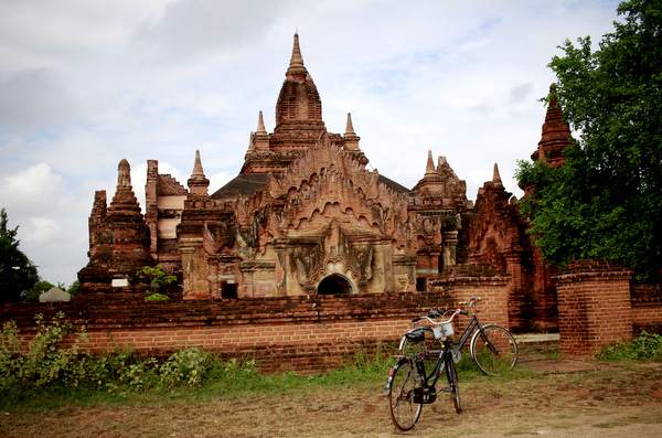 Bicicletas em frente a ruínas de um templo em Bagan, Myanmar
