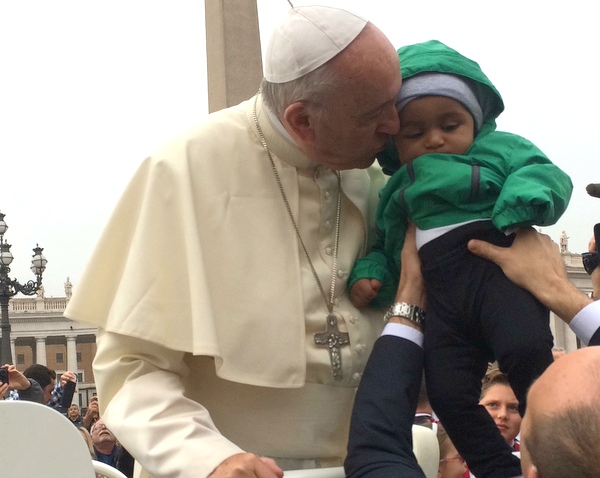 Papa Francisco abençoa criança em audiência