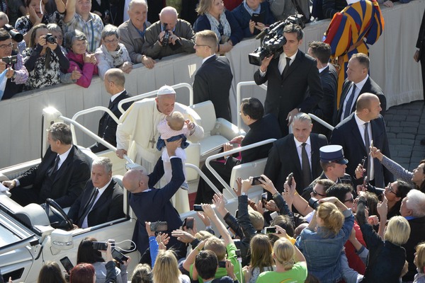 Papa Francisco abençoando a pequena Helena - Visto do alto