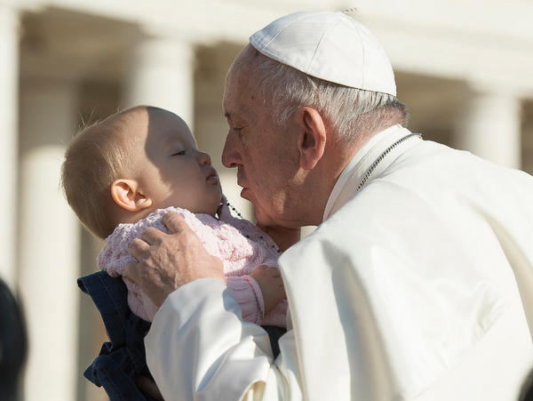Papa Francisco abençoando a pequena Helena