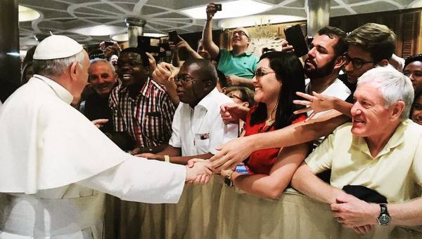 Millena Lopes cumprimentando o Papa Francisco