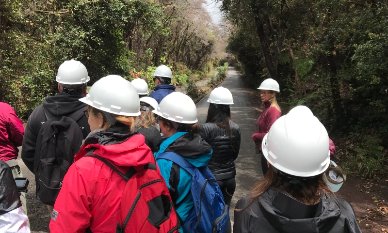 grupo de turistas na trilha para o vulcão poás